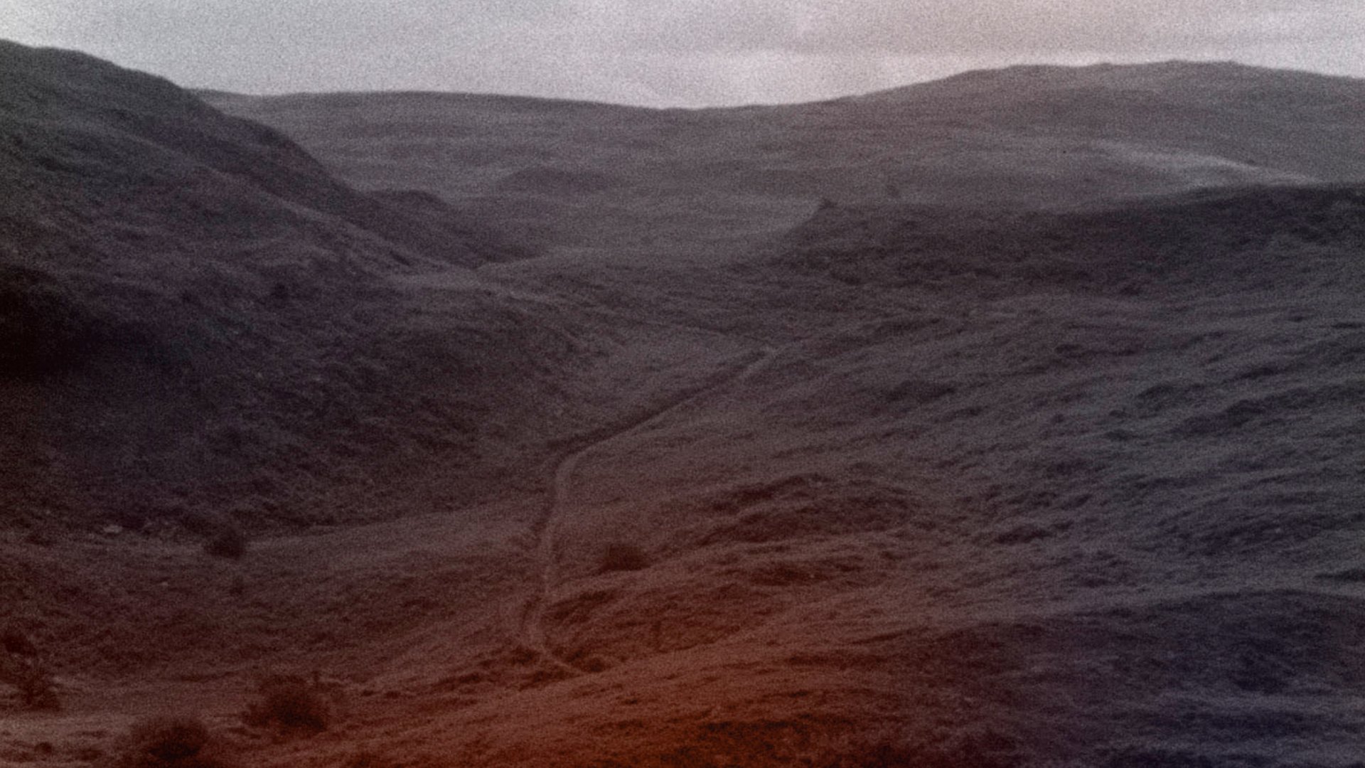 Monochromatische Landschaft, die die Zusammenarbeit von Stone Island und New Balance darstellt